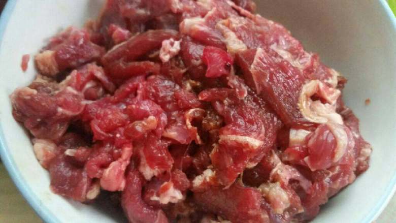 干锅嫩牛肉片,牛肉切片，用<a style='color:red;display:inline-block;' href='/shicai/ 692'>酱油</a>，盐，拌匀，抓一下，腌制半小时入味。
