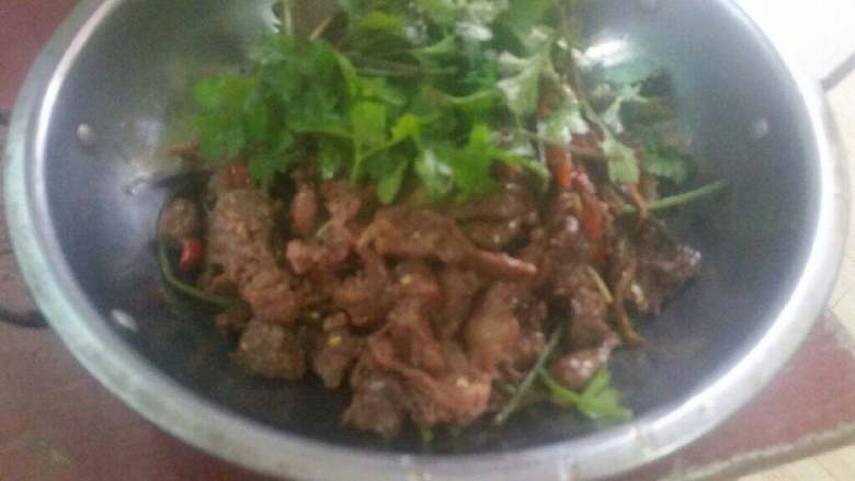 干锅嫩牛肉片,锅烧热，倒入植物油，烧七成热，下姜蒜爆香。下牛肉，翻炒至变色。加入一勺<a style='color:red;display:inline-block;' href='/shicai/ 803'>剁椒</a>，一勺<a style='color:red;display:inline-block;' href='/shicai/ 721'>蚝油</a>，一勺<a style='color:red;display:inline-block;' href='/shicai/ 718'>料酒</a>，继续翻炒。