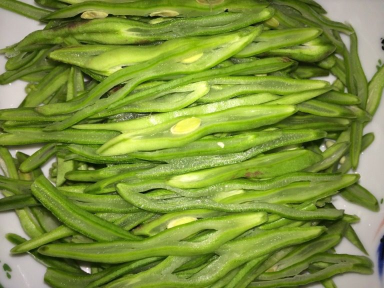 肉末芸豆丝,将芸豆洗好控干,切丝