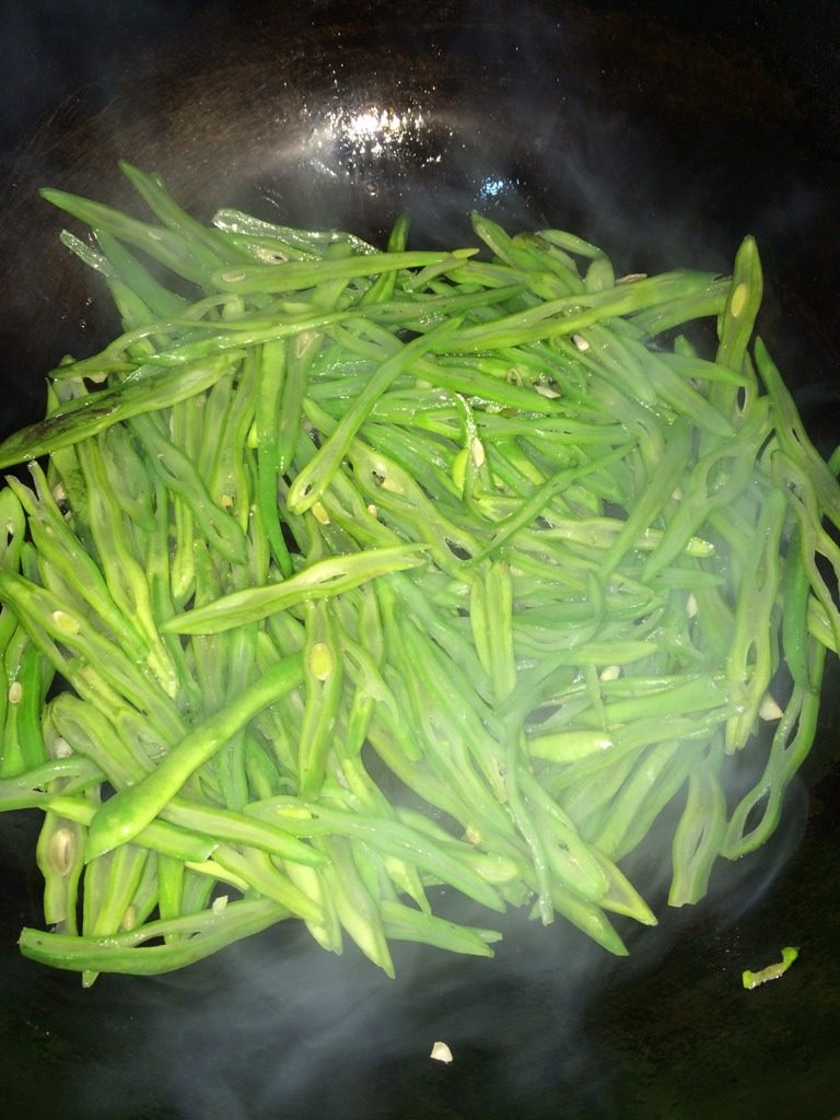 肉末芸豆丝,热锅烧油,放葱花炒香,放入芸豆丝,翻炒。加入蒜末,炒至变软时加盐和胡椒粉,装盘,