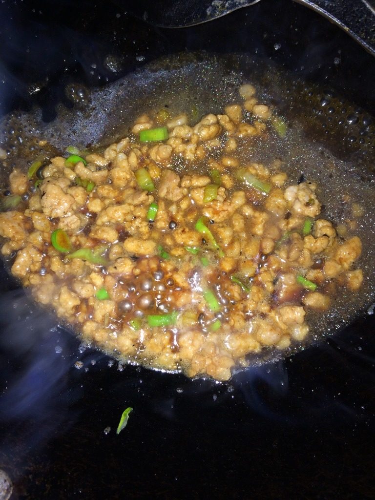 肉末芸豆丝,另起锅,烧油,把肉泥炒变色,加料酒和生抽。加入一勺清水,烧开