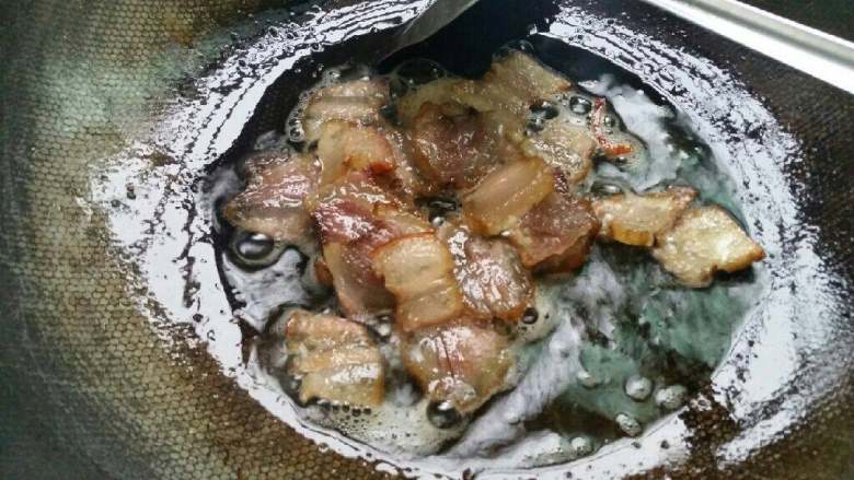 腊肉炖鲜榨菜,热锅下油,放入腊肉片煸出油。