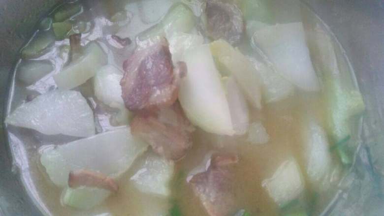 腊肉炖鲜榨菜,榨菜炖熟后，加入一勺<a style='color:red;display:inline-block;' href='/shicai/ 721'>蚝油</a>，适量的盐，一小勺<a style='color:red;display:inline-block;' href='/shicai/ 756'>鸡精</a>，出锅。