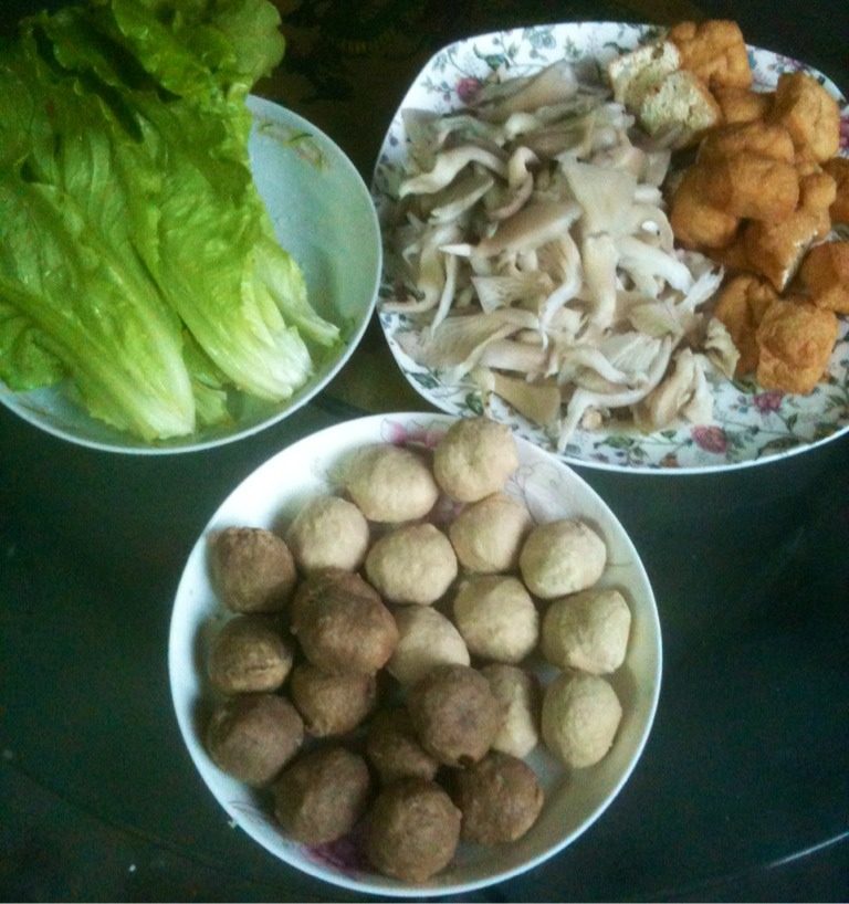 双丸鸳鸯锅,材料准备(<a style='color:red;display:inline-block;' href='/shicai/ 231'>平菇</a>洗净沥干水撕小朵,豆腐泡切小块)
