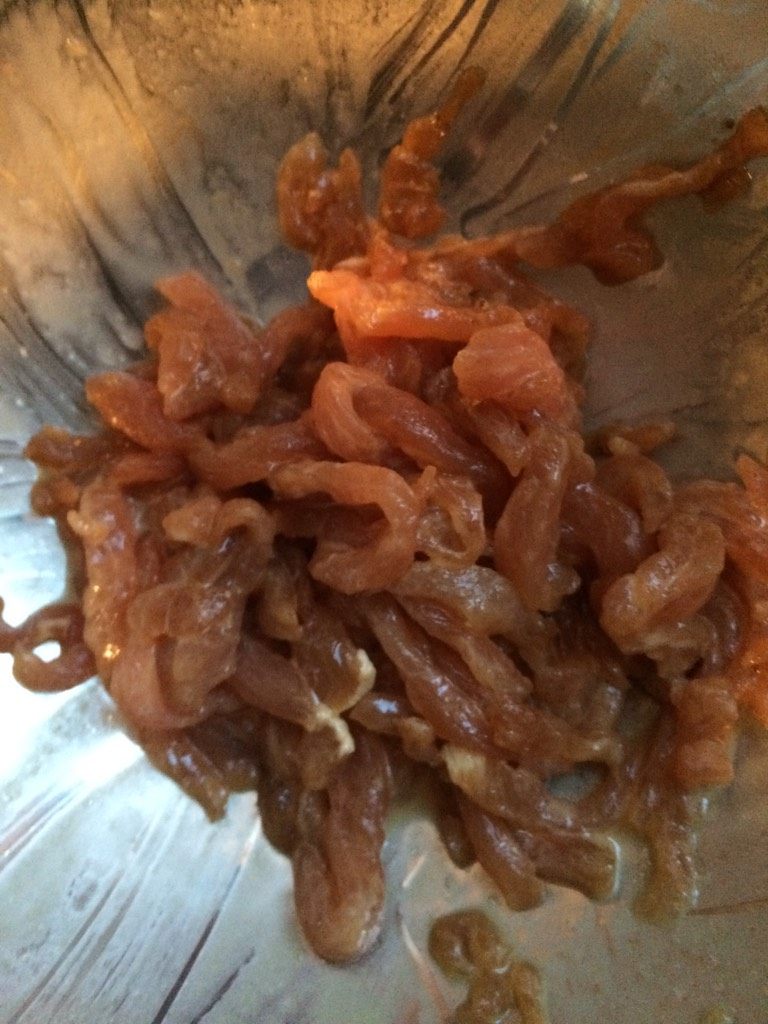 皮蛋瘦肉粥,里脊肉切细丝，用少许白胡椒粉，生抽，料酒，盐，白糖抓匀，最后拿水淀粉拌匀腌制半小时