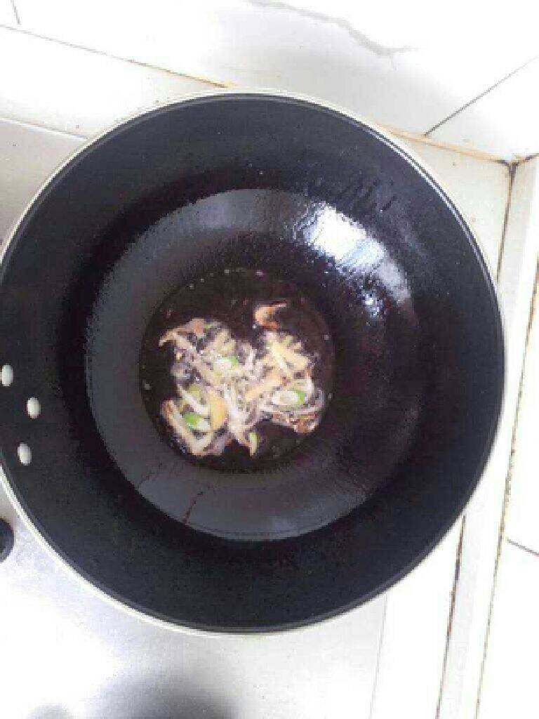 营养肉片汤,热锅放油,下葱蒜爆香