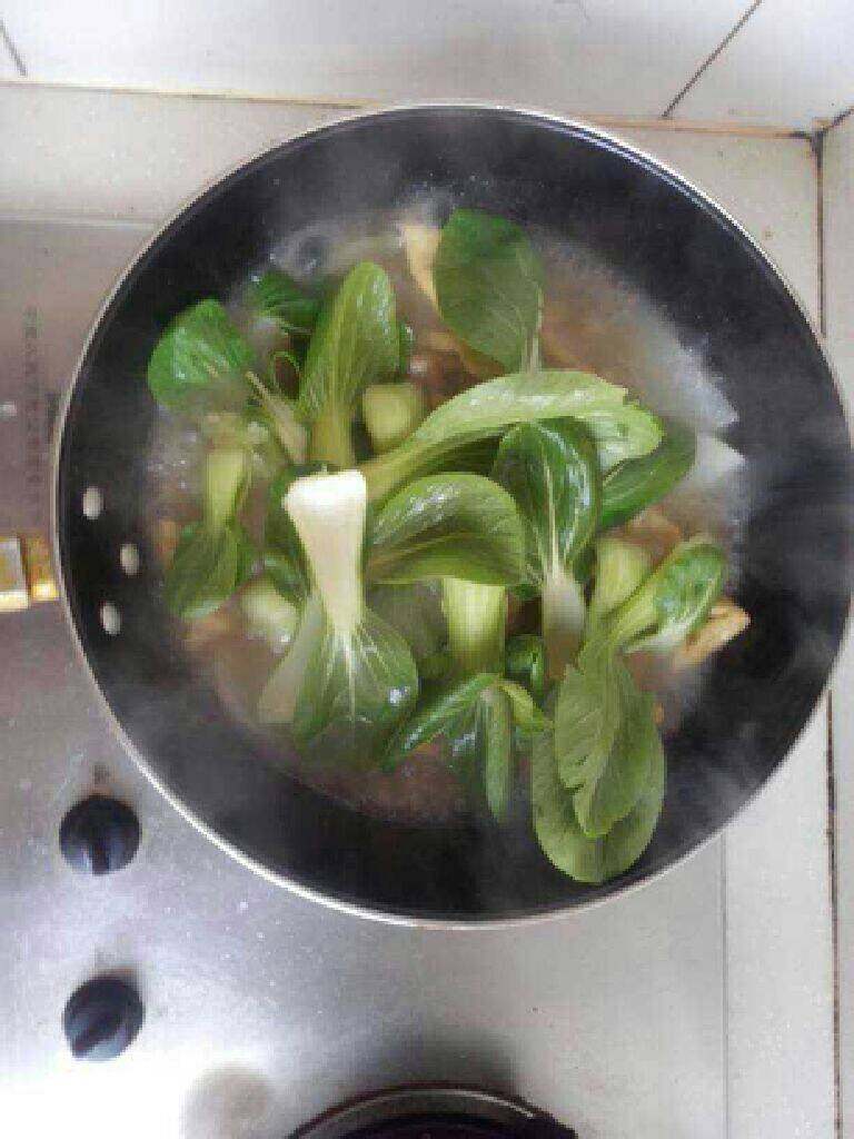 营养肉片汤,水开后放入青菜,放盐和鸡精出锅即可。