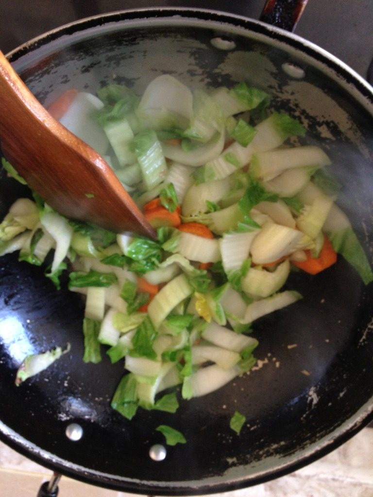 红萝卜炒青菜,如图，先炒萝卜，大蒜，菜梗