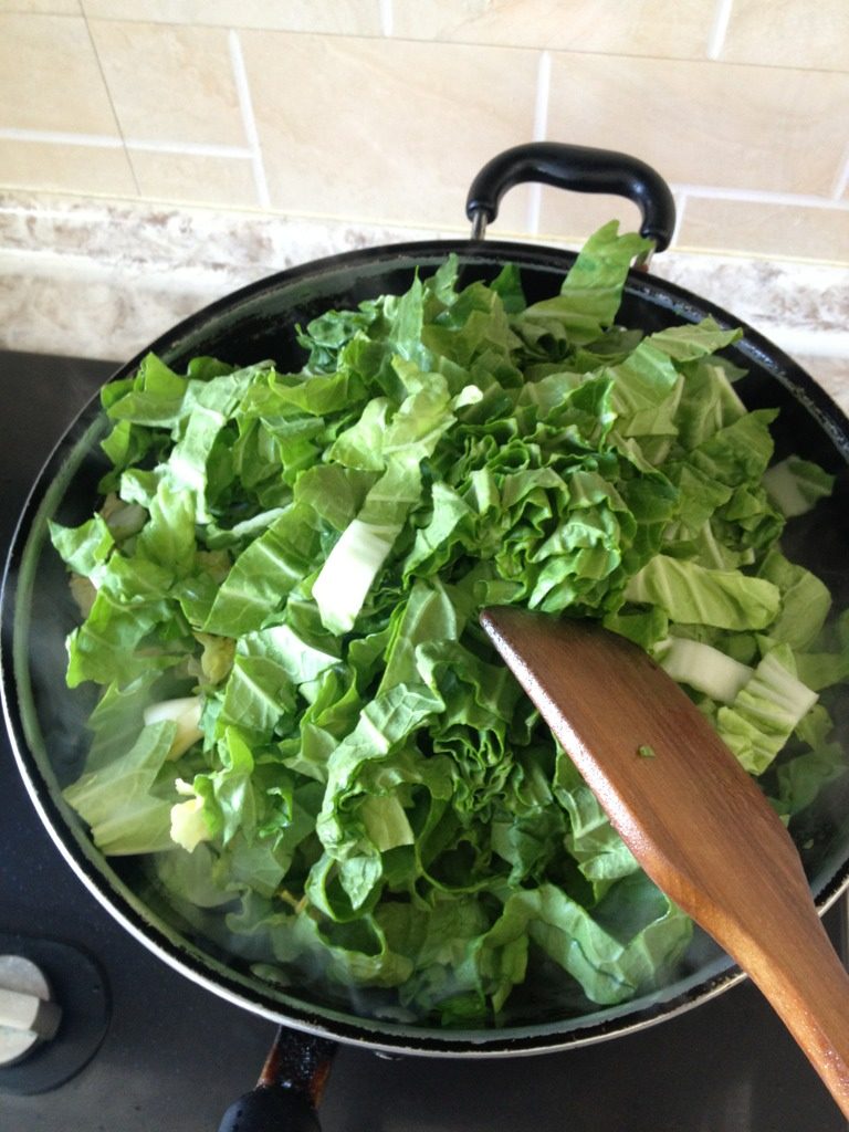 红萝卜炒青菜,如图，再加入菜叶