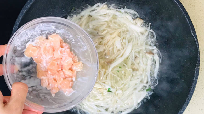蘑菇鸡肉浓汤,大火煮沸后,加入已经腌制入味的鸡胸肉丁