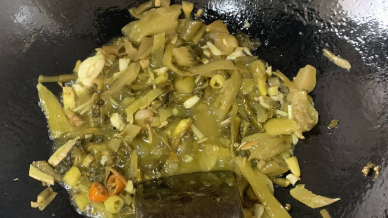 川味家常酸菜鱼,炒香后倒入刚才熬好的鱼汤,小火煮出酸菜的咸酸味,煮开后可以尝一下咸淡,咸鱼淡肉,记住这个口诀,鱼要稍微咸一点才好吃