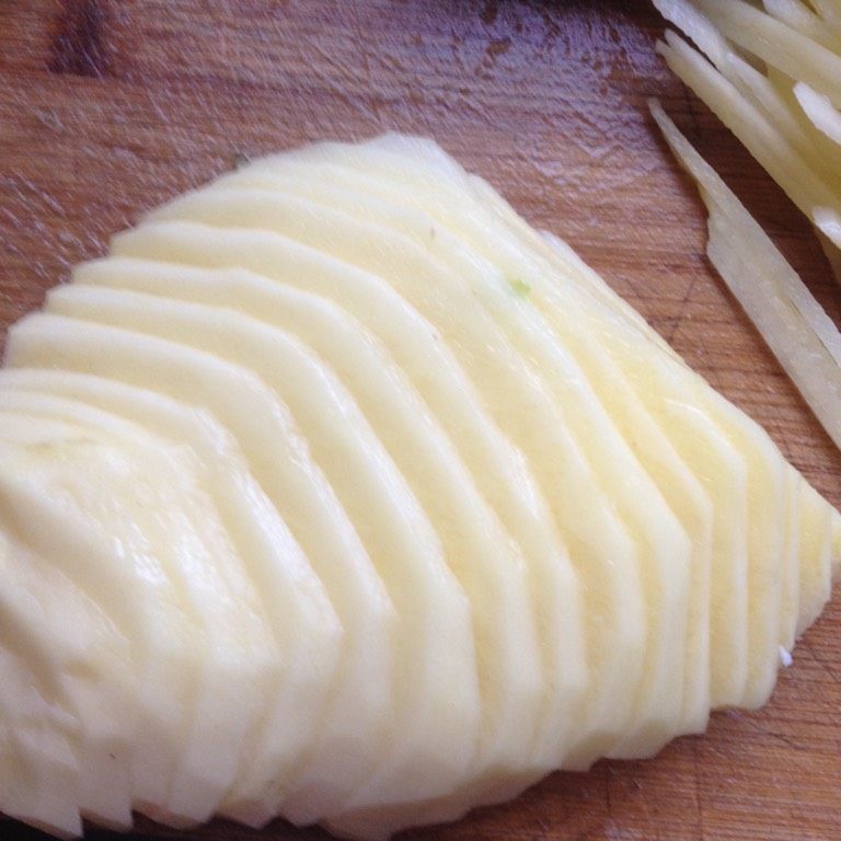 青椒土豆丝,<a style='color:red;display:inline-block;' href='/shicai/ 23'>土豆</a>清洗干净