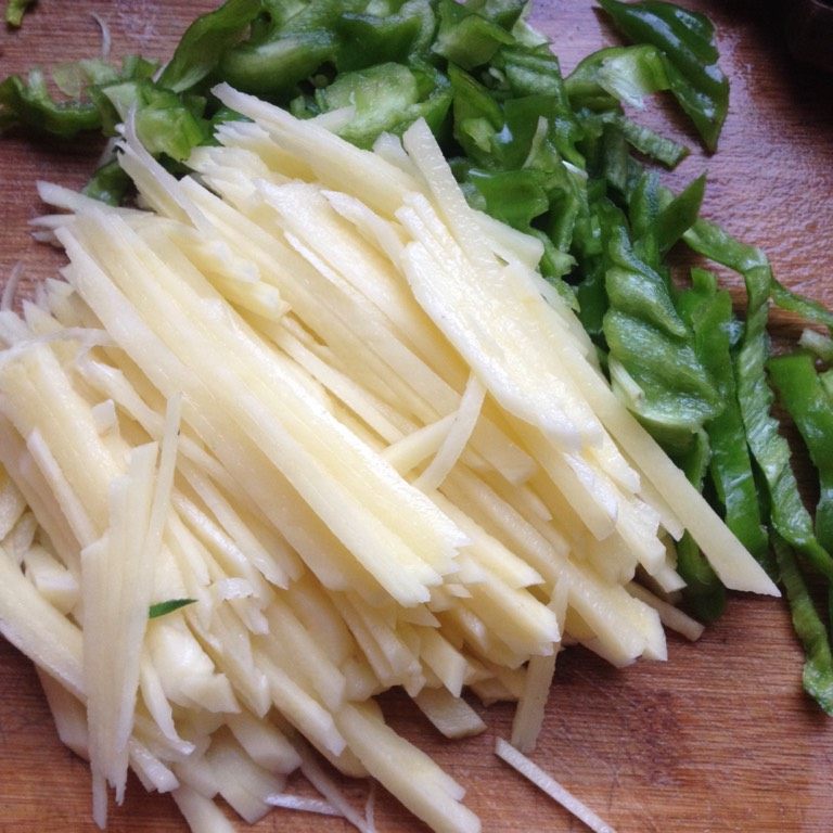 青椒土豆丝,如图土豆切丝 <a style='color:red;display:inline-block;' href='/shicai/ 61'>青椒</a>切丝备用