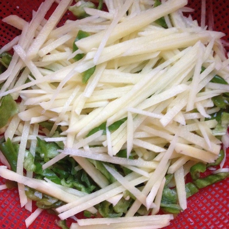 青椒土豆丝,如图土豆丝清洗干净备用