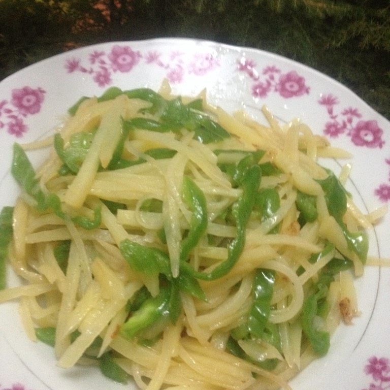 青椒土豆丝,如图出锅前放入适量的盐，<a style='color:red;display:inline-block;' href='/shicai/ 717'>味精</a>即可