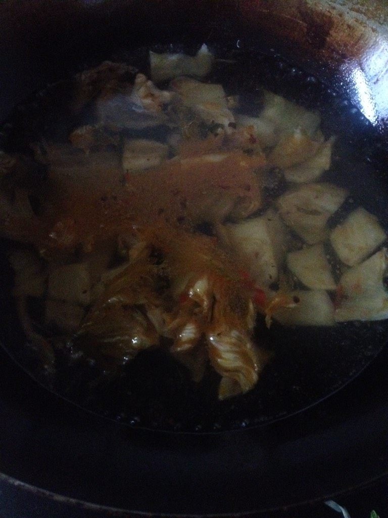 酸菜肚片汤,锅里放入适量的油,烧至六成热,倒入酸菜翻炒片刻,加入适量的清水煮沸