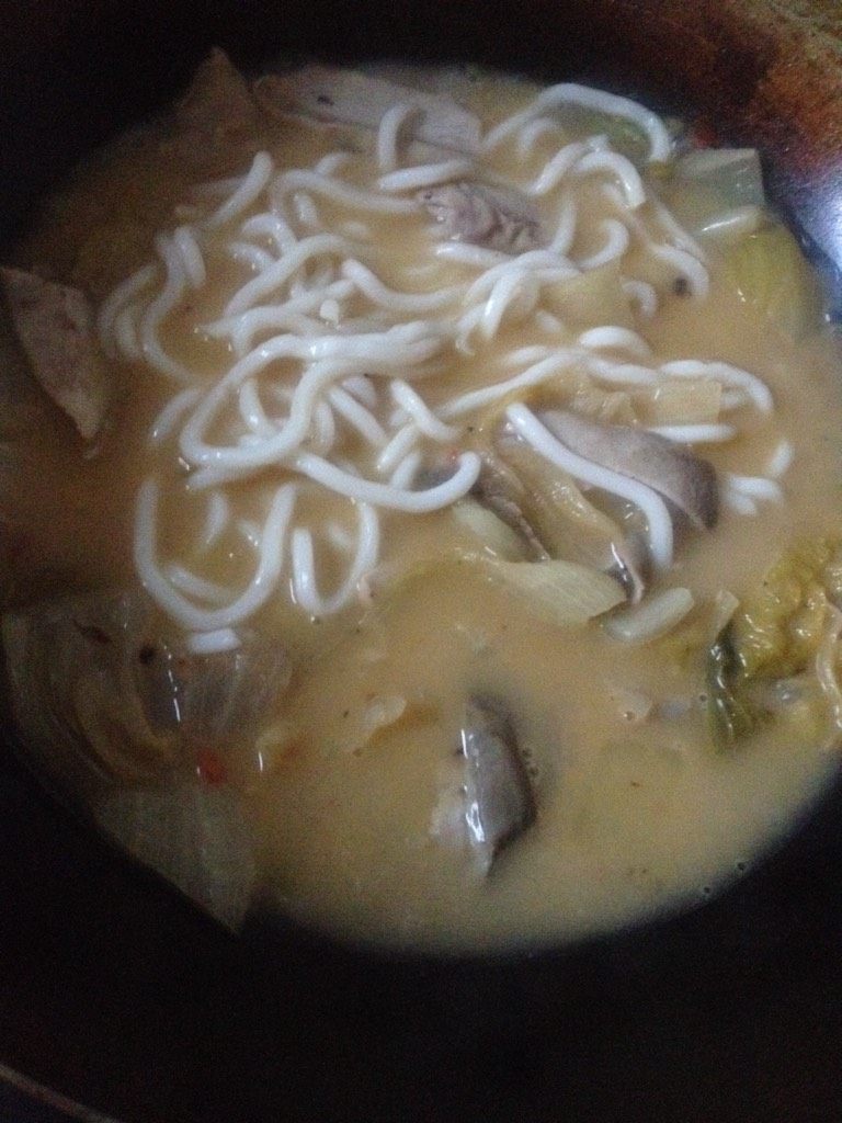 酸菜肚片汤,加入乌冬面煮5分钟,加入适量的盐,<a style='color:red;display:inline-block;' href='/shicai/ 717'>味精</a>即可
