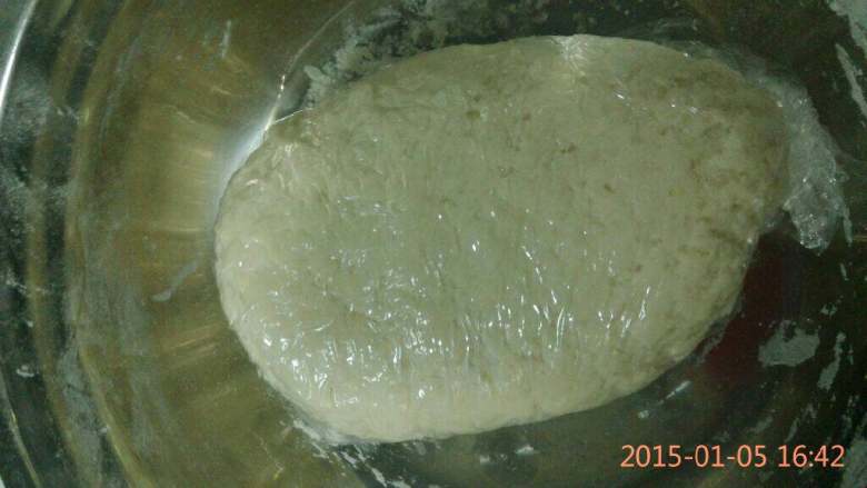 洋葱猪肉馅饼,用<a style='color:red;display:inline-block;' href='/shicai/ 4687'>面</a>粉和温<a style='color:red;display:inline-block;' href='/shicai/ 156925'>水</a>和<a style='color:red;display:inline-block;' href='/shicai/ 4687'>面</a>，将<a style='color:red;display:inline-block;' href='/shicai/ 4687'>面</a>和的软一些，和好后醒半小时