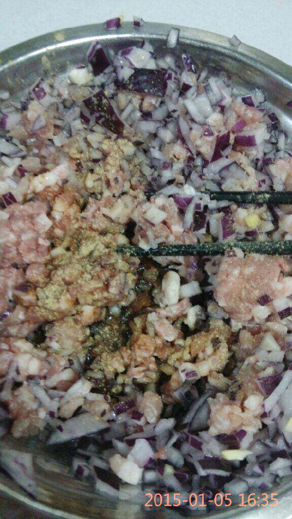 洋葱猪肉馅饼,醒面的过程我们开始拌馅，将<a style='color:red;display:inline-block;' href='/shicai/ 29'>洋葱</a>切小丁，放入<a style='color:red;display:inline-block;' href='/shicai/ 5353'>肉馅</a>中，加入油，<a style='color:red;display:inline-block;' href='/shicai/ 692'>酱油</a>，<a style='color:red;display:inline-block;' href='/shicai/ 762'>老抽</a>，<a style='color:red;display:inline-block;' href='/shicai/ 829'>十三香</a>，盐搅拌均匀