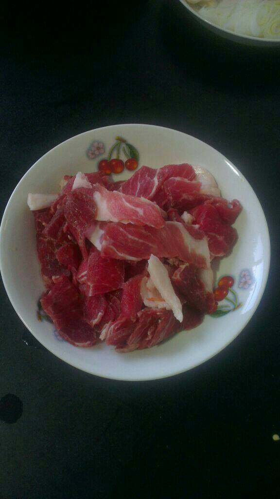 肉片炒香菇,<a style='color:red;display:inline-block;' href='/shicai/ 428'>五花肉</a>切片，<a style='color:red;display:inline-block;' href='/shicai/ 230'>香菇</a>洗净从中间一切为二备用；