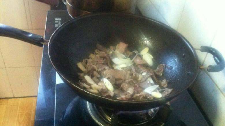 肉片炒香菇,放葱 蒜片加少许<a style='color:red;display:inline-block;' href='/shicai/ 762'>老抽</a>翻炒几下调色；