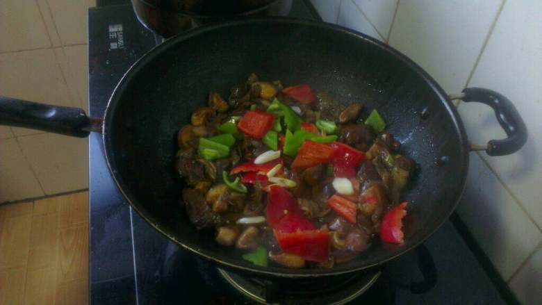 肉片炒香菇,最后放入青红椒片翻炒几下出锅；