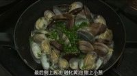 深夜食堂酒蒸蛤蜊,等到蛤蜊全部开口，放入<a style='color:red;display:inline-block;' href='/shicai/ 887'>黄油</a>，倒入<a style='color:red;display:inline-block;' href='/shicai/ 692'>酱油</a>，融化<a style='color:red;display:inline-block;' href='/shicai/ 887'>黄油</a>后，撒上葱