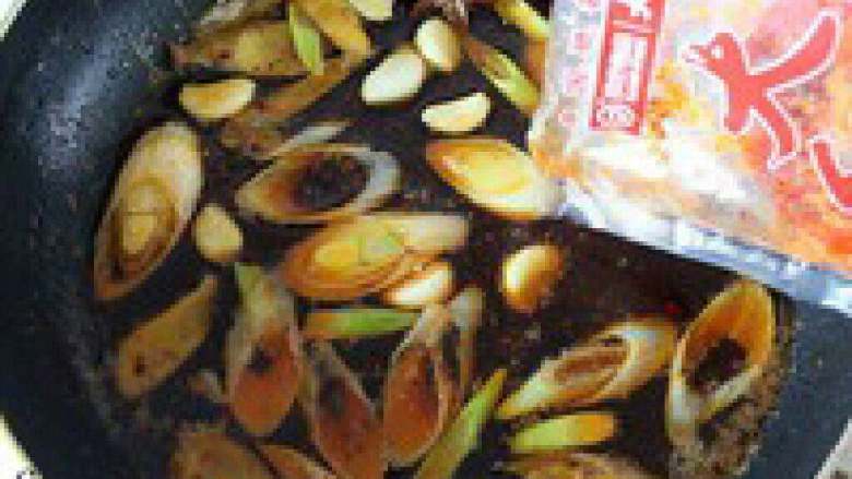 自制【翅中虾火锅】,放入大红袍(其他麻辣火锅料 也可以)火锅料,炒出红油,爆 出麻辣香味。