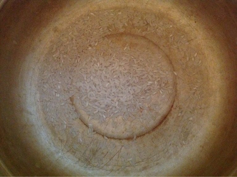 高压锅版做腊肉,3，高压锅用自己手抓一把米放锅里，