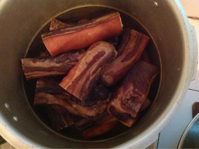 高压锅版做腊肉,5，把吹干的肉都放蒸篦子上。