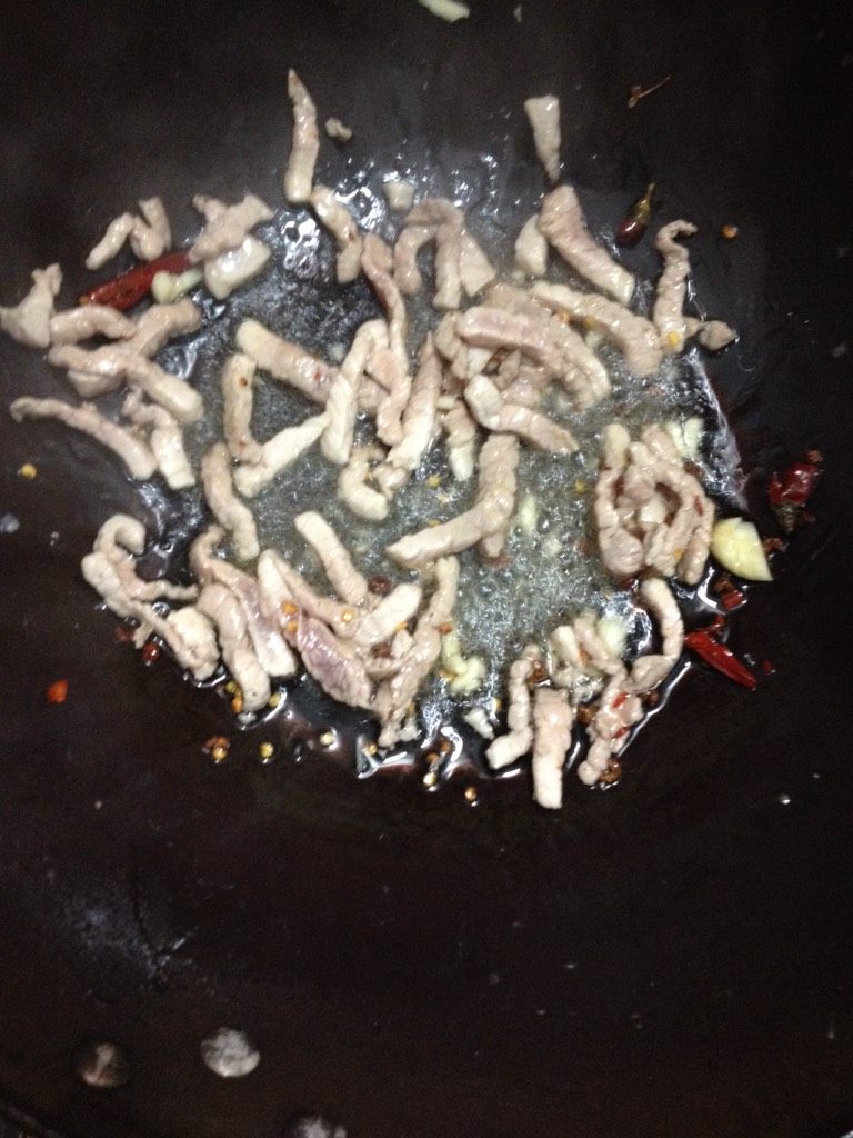 肉丝榨菜,如图将肉丝炒到变色