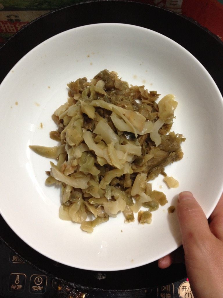 肉丝榨菜,如图加入<a style='color:red;display:inline-block;' href='/shicai/ 722'>榨菜</a>，放入酱油，煸炒几下