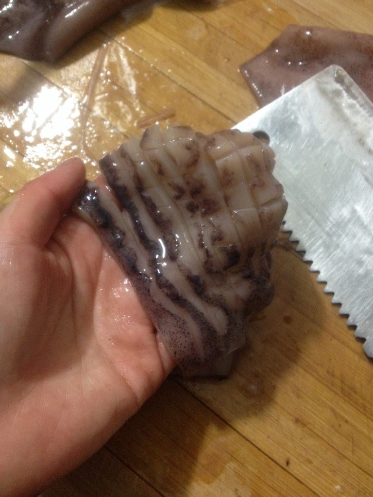 蒜蓉鱿鱼,如图收拾干净,切成十字刀