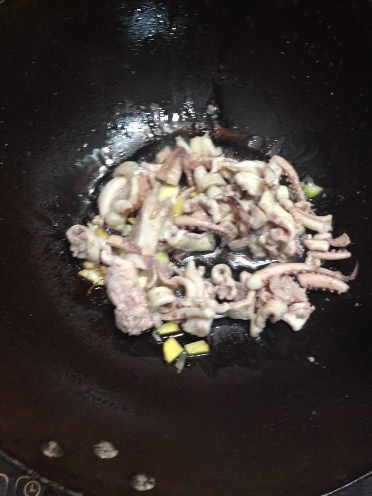 蒜蓉鱿鱼,如图锅起油,放入葱姜,加入鱿鱼