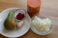 银耳陈皮生姜炖梨,如图备好食材:泡发银耳、陈皮、生姜、梨、蜂蜜和泡软的枸杞