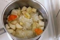 银耳陈皮生姜炖梨,如图除枸杞和蜂蜜以外的食材统统放进煮锅,加入冷水大半锅。大火烧开,转小火炖40分钟。