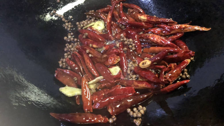 家庭小龙虾🦞,油烧开，小火，放入<a style='color:red;display:inline-block;' href='/shicai/ 700'>花椒</a>、干海椒、姜片，反复翻炒出香味，注意用最小火，要不<a style='color:red;display:inline-block;' href='/shicai/ 700'>花椒</a>很容易超糊掉就不好吃了。