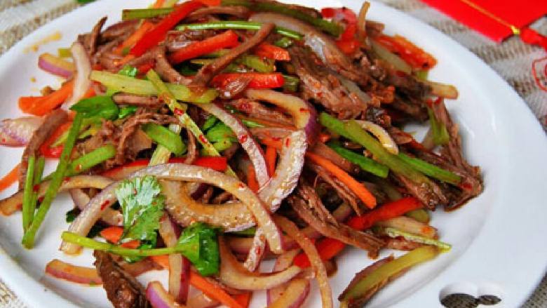 手撕牛肉拌杂蔬