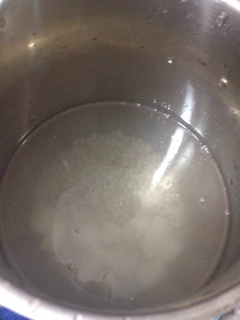 山药薏米糊,如图将薏米和山药,倒入豆浆机
