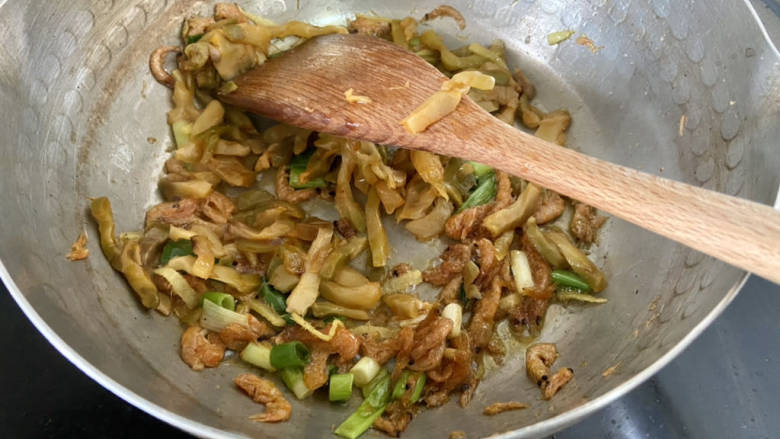 西芹炒香干,加入榨菜丝,中小火煸炒半分钟