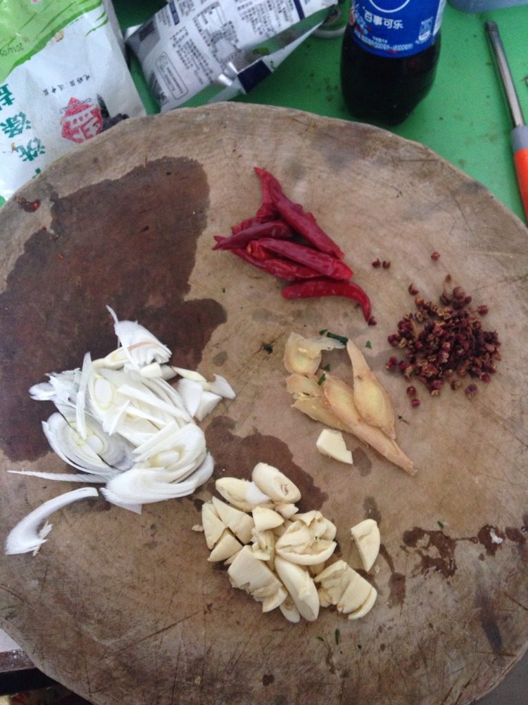 手撕包菜,准备好<a style='color:red;display:inline-block;' href='/shicai/ 3250'>葱</a>，<a style='color:red;display:inline-block;' href='/shicai/ 37'>姜</a>，蒜，<a style='color:red;display:inline-block;' href='/shicai/ 700'>花椒</a>，<a style='color:red;display:inline-block;' href='/shicai/ 62'>辣椒</a>，