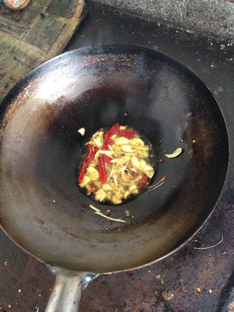 手撕包菜,锅烧热，放油，把葱姜蒜和花椒，辣椒放锅炸出味