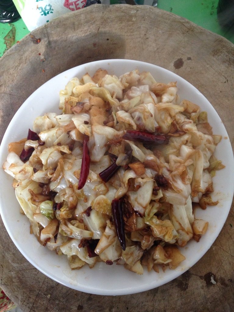 手撕包菜,出锅时，放鸡精调味