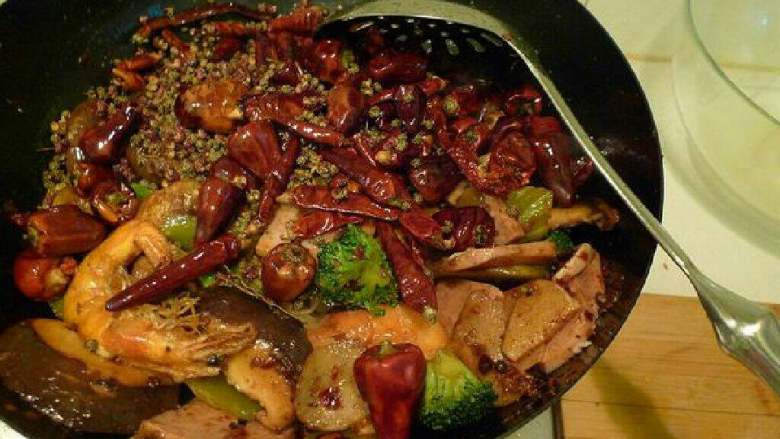 麻辣香锅,转大火，先下未经处理的青菜，即<a style='color:red;display:inline-block;' href='/shicai/ 230'>香菇</a>、<a style='color:red;display:inline-block;' href='/shicai/ 2620'>青笋</a>，炒几下，下<a style='color:red;display:inline-block;' href='/shicai/ 427'>午餐肉</a>，炒匀，下其他已经初步处理的肉类和土豆片，烹入少许生抽，洒盐，见调料炒匀，倒入<a style='color:red;display:inline-block;' href='/shicai/ 86474'>干辣椒</a>花椒（<a style='color:red;display:inline-block;' href='/shicai/ 146573'>孜然粒</a>）炒匀，盖闷约1分钟，大火翻匀即可。