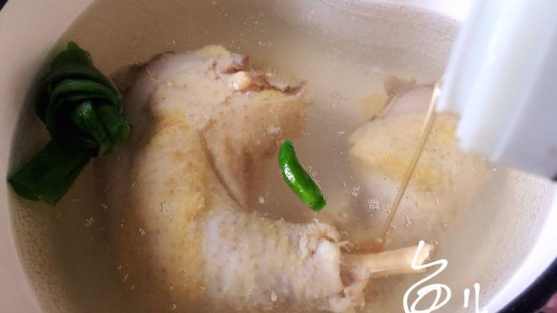 椒麻手撕鸡,鸡腿放入汤锅,加入葱结、生姜片、一个小辣椒、料酒