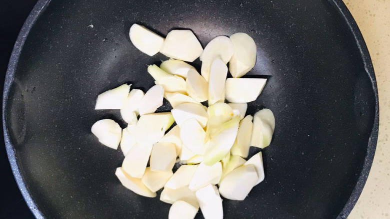 糖醋茭白,起油锅,油烧热,加入茭白,翻炒至茭白变黄