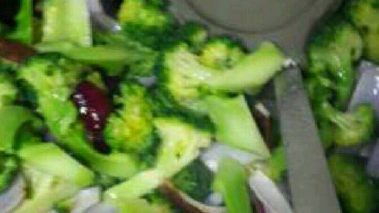 清炒耗油西兰花,倒入西兰花翻炒匀