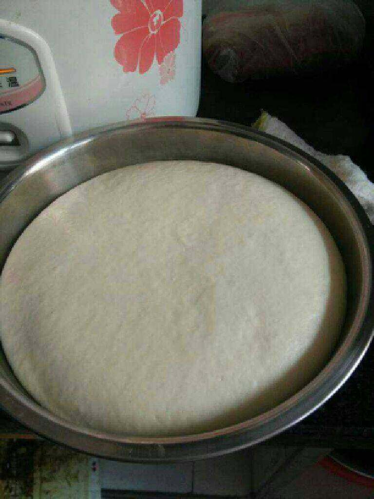 直播【韭菜细粉包子】,电饭锅发酵好的面团,用不锈钢小盆把面放进去加水隔着煮饭到保温发酵。