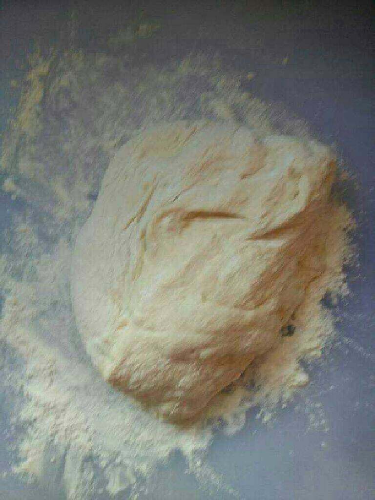 直播【韭菜细粉包子】,案板撒些干粉,开始擀面皮