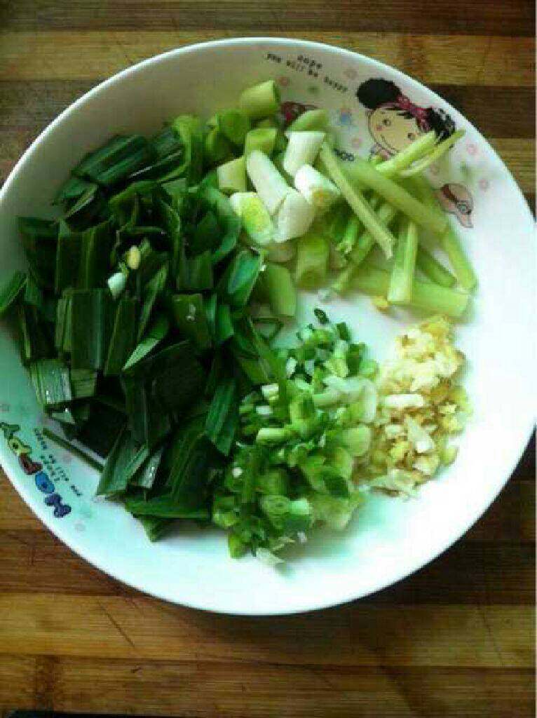 海鲜卤面,葱姜蒜切末,大蒜叶切小段
